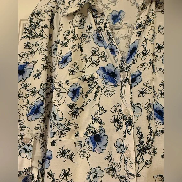 Beautiful button up blouse - Picture 5 of 11